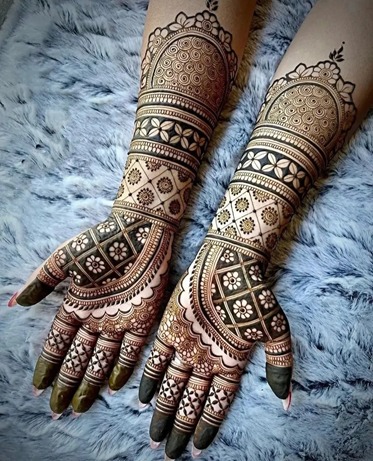 Mehndi Design with Mirror Motifs